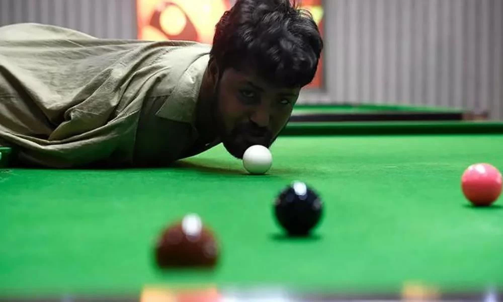 Παίζει χωρίς χέρια και κερδίζει διεθνείς διακρίσεις στο μπιλιάρδο